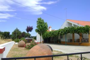 dom z dwoma dużymi beczkami wina przed nim w obiekcie Tapada da Beirã w mieście Marvão