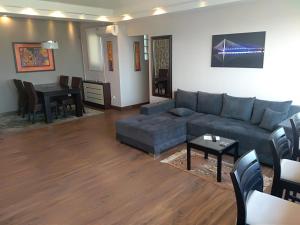 Genex Apartment的休息区