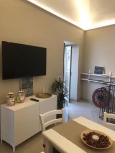 A television and/or entertainment centre at Giader's House - Free Parking
