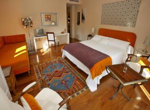 Posteľ alebo postele v izbe v ubytovaní Hotel Santa Coloma del Camino