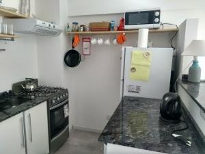 Apartamento cómodo y tranquilo con WiFi en Boedo tesisinde mutfak veya mini mutfak