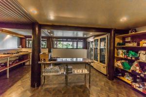 eine große Küche mit einer Theke und einigen Regalen in der Unterkunft Jackaroo Treehouse Rainforest Retreat in Mission Beach