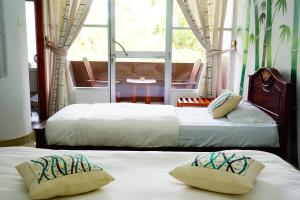 Een bed of bedden in een kamer bij Hotel Sun Breeze
