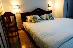 Een bed of bedden in een kamer bij Hotel Sun Breeze