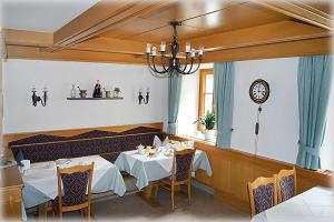 A restaurant or other place to eat at Gasthof-Pension Schütz