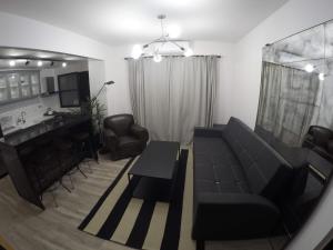 Anita's Place في بوينس آيرس: غرفة معيشة مع أريكة وطاولة