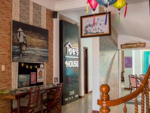 - une salle à manger avec une table et des chaises dans l'établissement DK's Backpacker Hotel, à Hội An