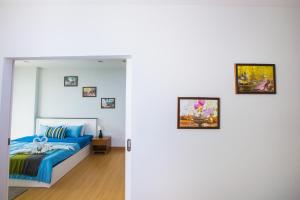 Un dormitorio con una cama y cuadros en la pared. en At Seacondo-1 Bedroom-A20, en Klong Muang Beach 22 fotos más