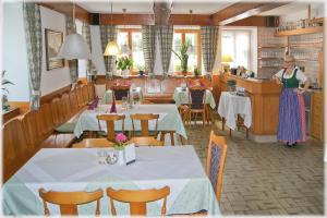 Restorāns vai citas vietas, kur ieturēt maltīti, naktsmītnē Gasthof-Pension Schütz