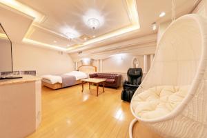 Hotel Luna Kashiba (Adult Only)的电视和/或娱乐中心