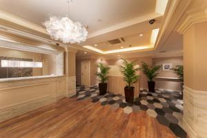 香芝市Hotel Luna Kashiba (Adult Only)的大堂设有 ⁇ 制地板和盆栽植物