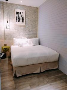 a bedroom with a large white bed in a room at King Wow Inn in Tainan