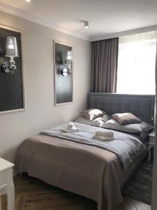 Posteľ alebo postele v izbe v ubytovaní Family & Business Sauna Apartments No1 Leśny nad Zalewem Cedzyna Unikat - 3 Bedroom with Private Sauna, Bath with Hydromassage, Terrace, Garage, Catering Options