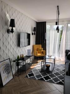 Televízia a/alebo spoločenská miestnosť v ubytovaní Family & Business Sauna Apartments No1 Leśny nad Zalewem Cedzyna Unikat - 3 Bedroom with Private Sauna, Bath with Hydromassage, Terrace, Garage, Catering Options