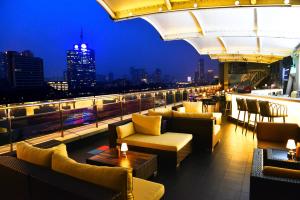 um bar no último piso com sofás e vista para a cidade em LN Hotel Five em Guangzhou