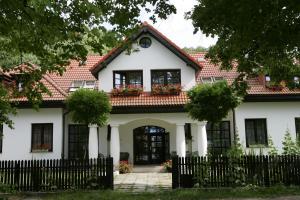 uma casa branca com um telhado vermelho em Hotel Wenus em Kazimierz Dolny