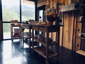 una cocina con una mesa de madera con platos. en Logis Hôtel Restaurant L'Escapade, en Le Crestet