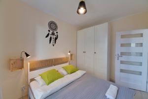 グダニスクにあるDream Loft Bastion Wałowaのベッドルーム1室(大型ベッド1台、緑の枕付)