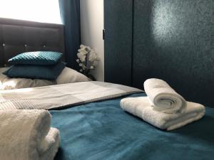 Posteľ alebo postele v izbe v ubytovaní Family & Business Sauna Apartments No1 Leśny nad Zalewem Cedzyna Unikat - 3 Bedroom with Private Sauna, Bath with Hydromassage, Terrace, Garage, Catering Options
