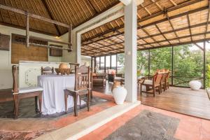 jadalnia ze stołem i krzesłami w obiekcie Casa Jimbaran Villa w mieście Jimbaran