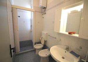 Villetta Anna في توري فادو: حمام مع مرحاض ومغسلة ودش