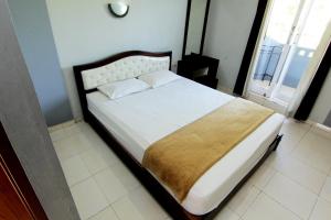 سرير أو أسرّة في غرفة في Hotel Bugis Asri