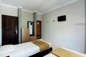 سرير أو أسرّة في غرفة في Hotel Bugis Asri