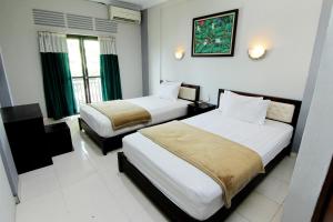 سرير أو أسرّة في غرفة في Hotel Bugis Asri
