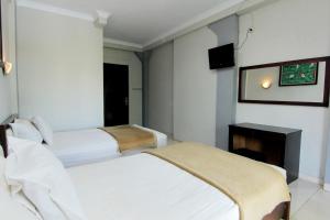 سرير أو أسرّة في غرفة في Hotel Bugis Asri