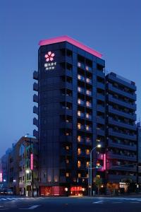 um edifício com uma flor no topo em Sakura Sky Hotel em Tóquio