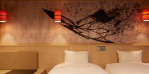 Postel nebo postele na pokoji v ubytování Sakura Sky Hotel