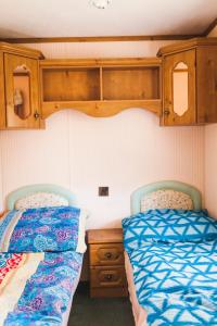 Postel nebo postele na pokoji v ubytování Domki nad jeziorem Mieruniszki