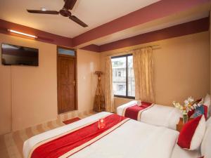 Postel nebo postele na pokoji v ubytování Shiva Shankar Hotel