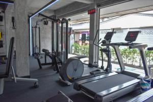 Das Fitnesscenter und/oder die Fitnesseinrichtungen in der Unterkunft Phangan Bayshore Resort Koh Phangan