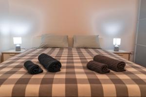 Cozy Flat City Center في نيقوسيا: سرير مع وسادتين عليه مصباحين