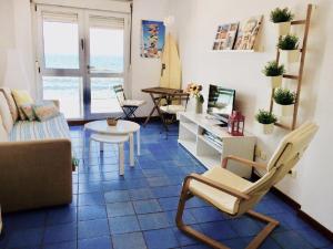 - un salon avec un canapé et une table dans l'établissement La luz del Alba 3A, à Las Palmas de Gran Canaria