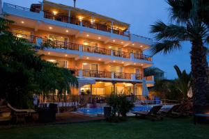 un hotel con piscina di fronte a un edificio di Hotel Grand Nefeli a Vassiliki