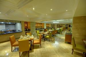 Reštaurácia alebo iné gastronomické zariadenie v ubytovaní Lemon Tree Premier “The Atrium” Ahmedabad