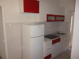 Kuchyň nebo kuchyňský kout v ubytování Apartmani Ana