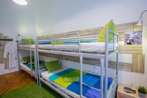 Friends Hostel & Apartments emeletes ágyai egy szobában