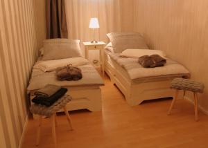 een kamer met 2 aparte bedden en een lamp bij Soutterain - Wohnung mit Senkgarten in Weingarten (Karlsruhe)