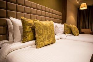 Llit o llits en una habitació de Lemon Tree Hotel Siliguri