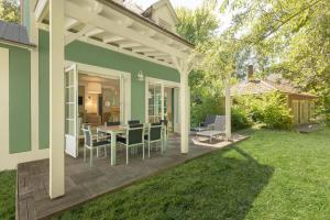 a patio with a table and chairs in a yard at Center Parcs Le Lac d’Ailette in Chamouille