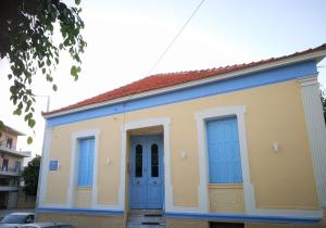 a building with a blue door and windows at Apollon Hotel in Chania