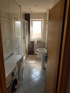 Ένα μπάνιο στο A&T Apartment +31 φωτογραφίες