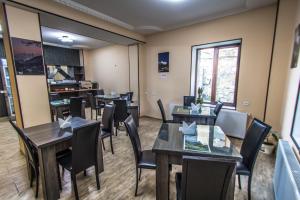Un restaurante o sitio para comer en Hotel Svanseti