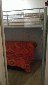 - un lit superposé avec une couverture rouge sur le lit inférieur dans l'établissement Appartement Pyrénées 2000, à Font-Romeu