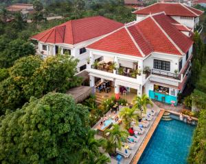 uma vista aérea de uma casa com piscina em Baby Elephant Boutique Hotel em Siem Reap