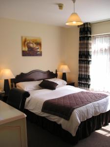Un dormitorio con una cama grande y una ventana en Mountain View Guesthouse en Oughterard