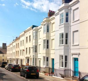 una fila di case bianche su una strada di Stylish Seaside Maisonette - 200m to Beach a Brighton & Hove